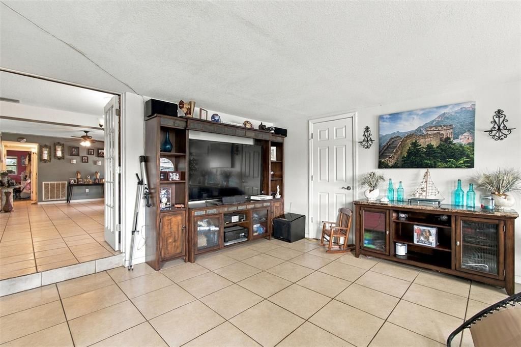 For Sale: $389,900 (3 beds, 2 baths, 1661 Square Feet)