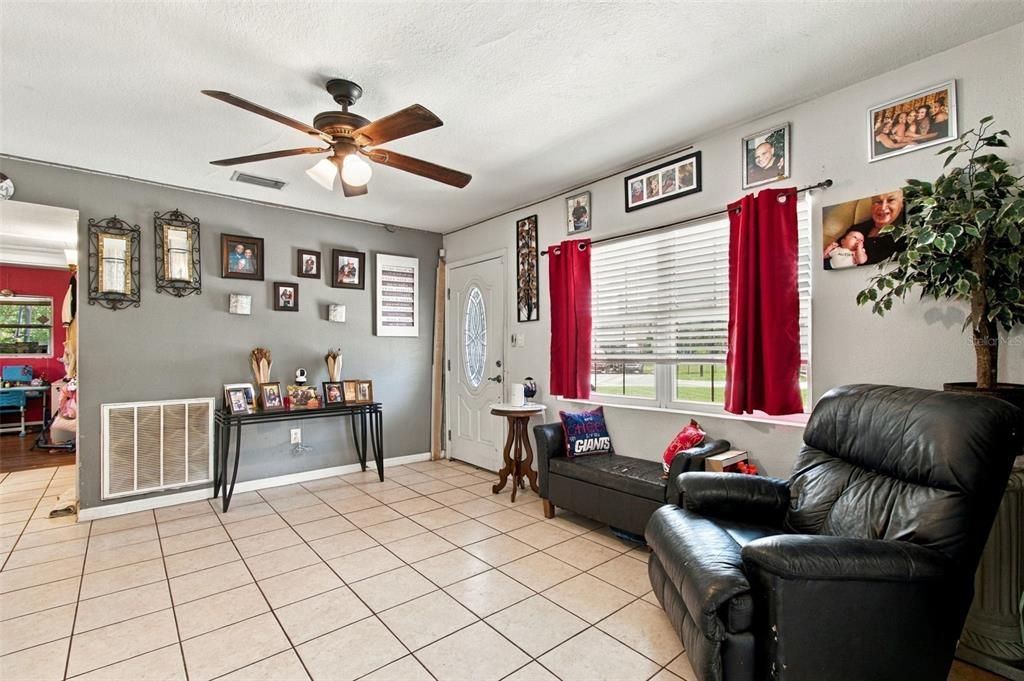 For Sale: $389,900 (3 beds, 2 baths, 1661 Square Feet)