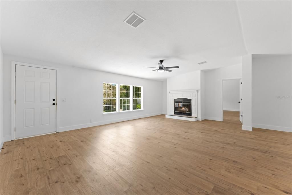 For Sale: $225,000 (3 beds, 2 baths, 1860 Square Feet)