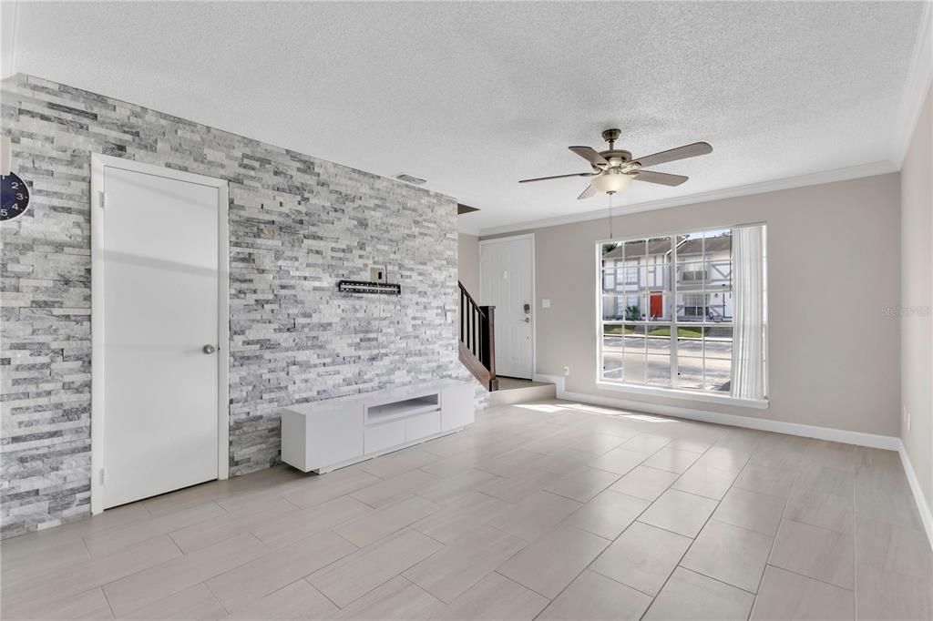 For Rent: $1,875 (2 beds, 1 baths, 992 Square Feet)