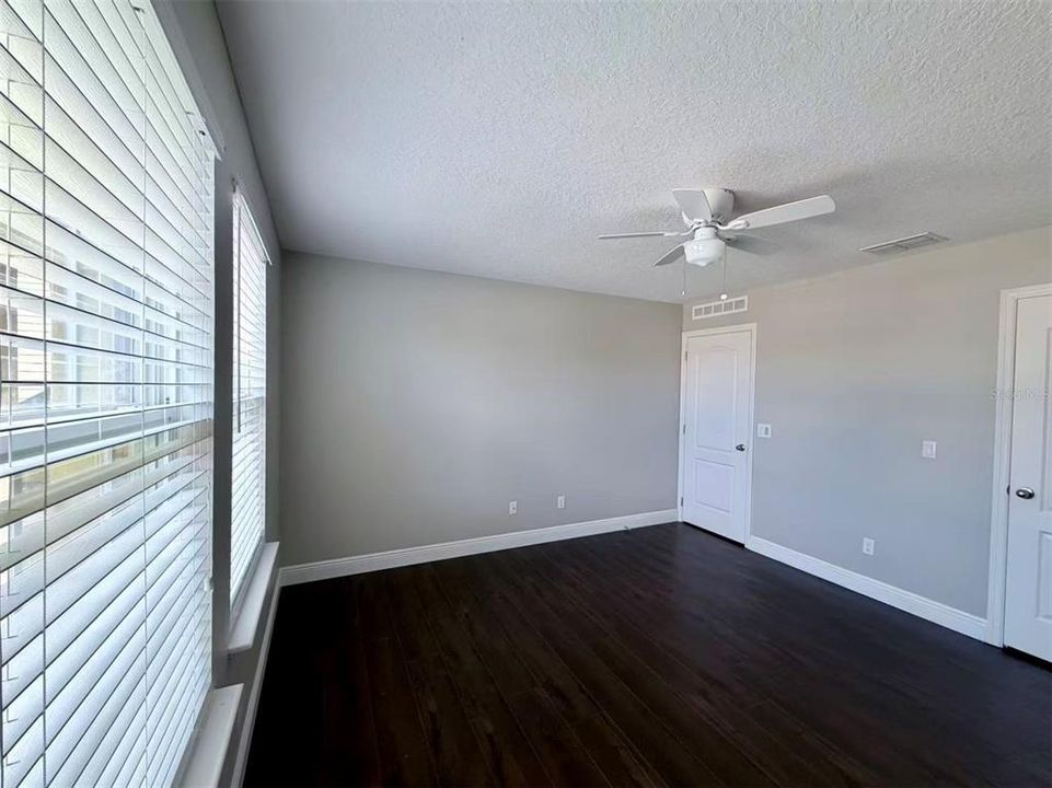 En Venta: $415,000 (5 camas, 3 baños, 2704 Pies cuadrados)