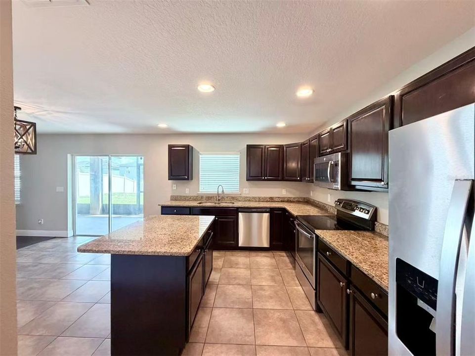 En Venta: $415,000 (5 camas, 3 baños, 2704 Pies cuadrados)