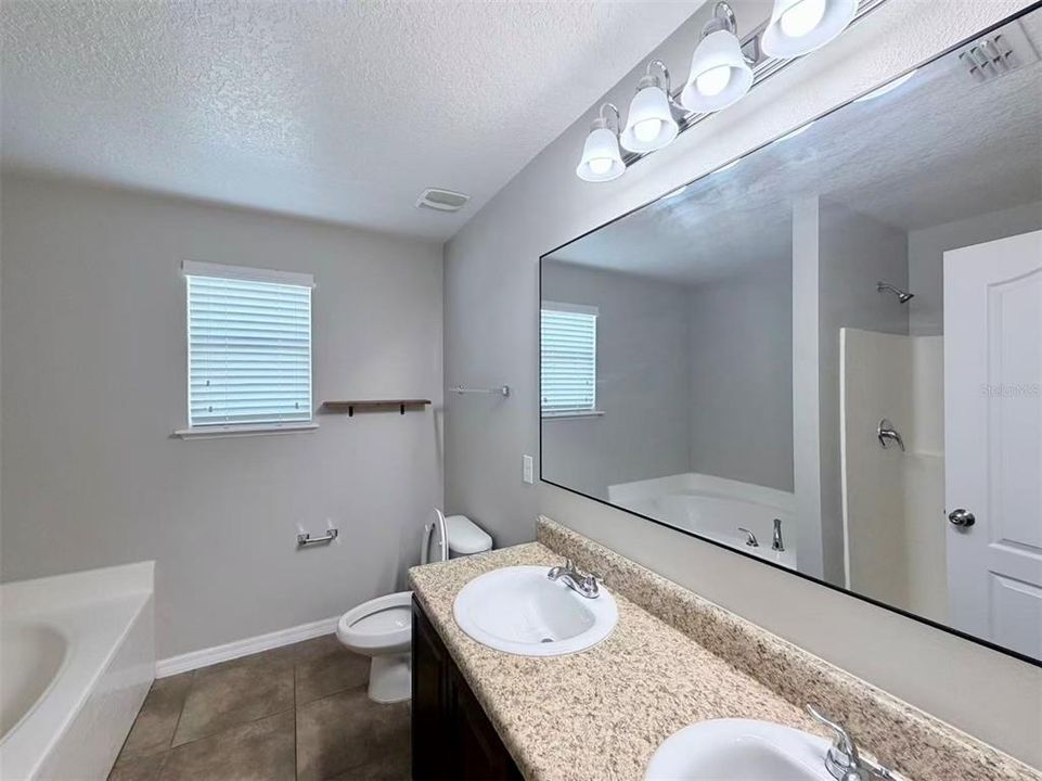 En Venta: $415,000 (5 camas, 3 baños, 2704 Pies cuadrados)