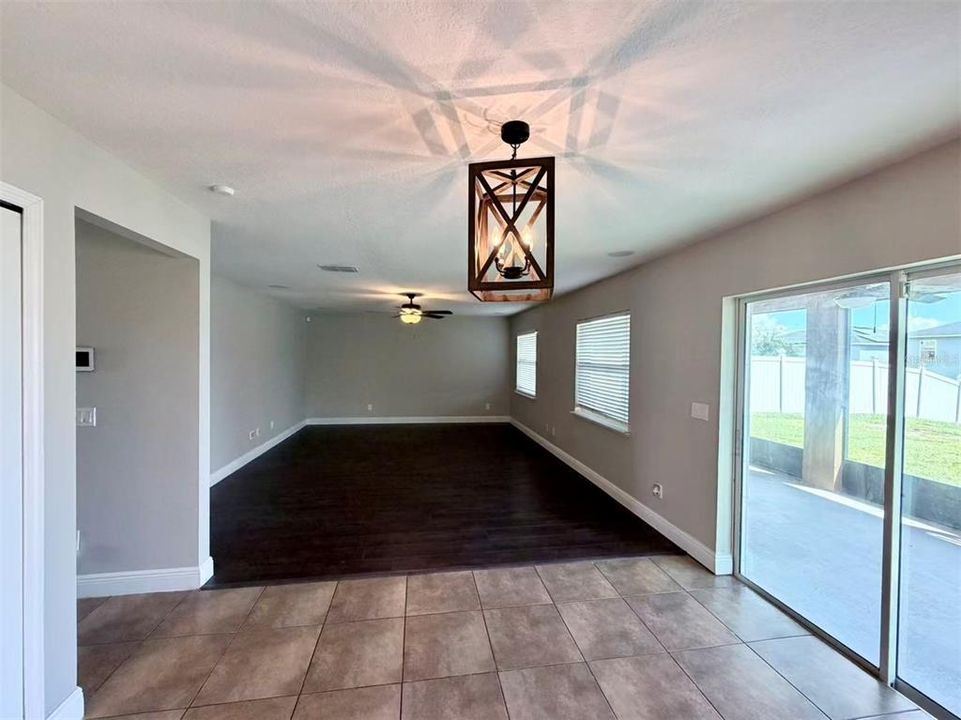 En Venta: $415,000 (5 camas, 3 baños, 2704 Pies cuadrados)