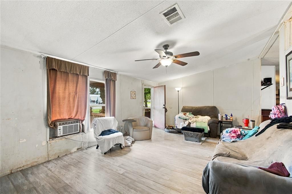 For Sale: $209,000 (5 beds, 2 baths, 1976 Square Feet)