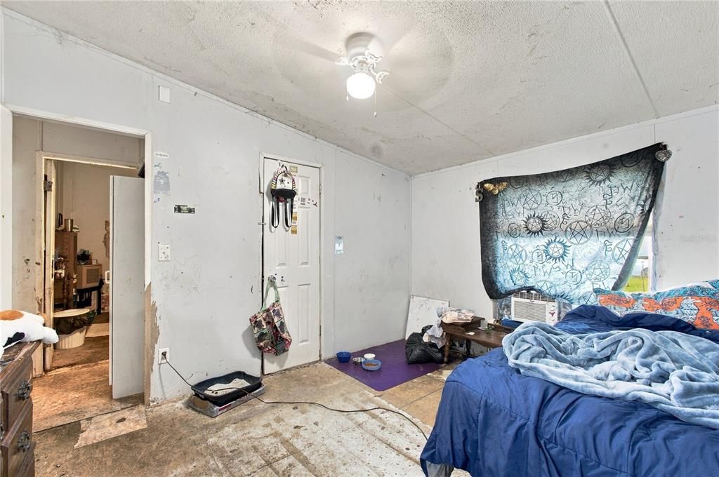 For Sale: $209,000 (5 beds, 2 baths, 1976 Square Feet)