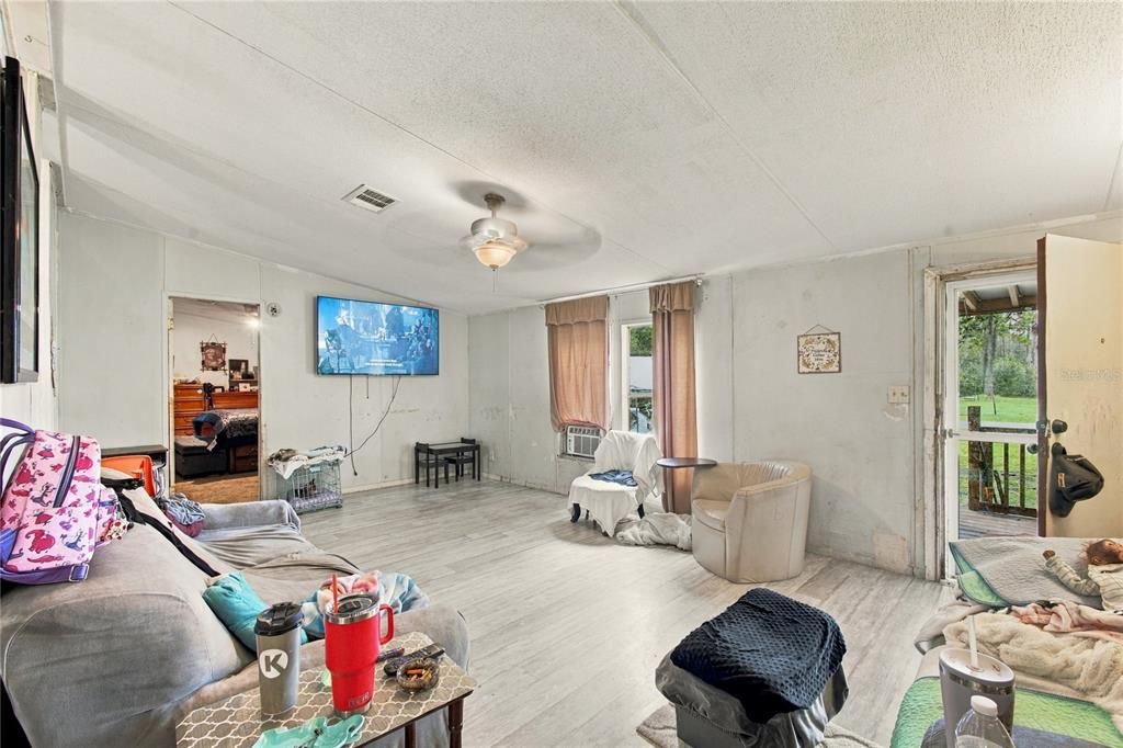 For Sale: $209,000 (5 beds, 2 baths, 1976 Square Feet)