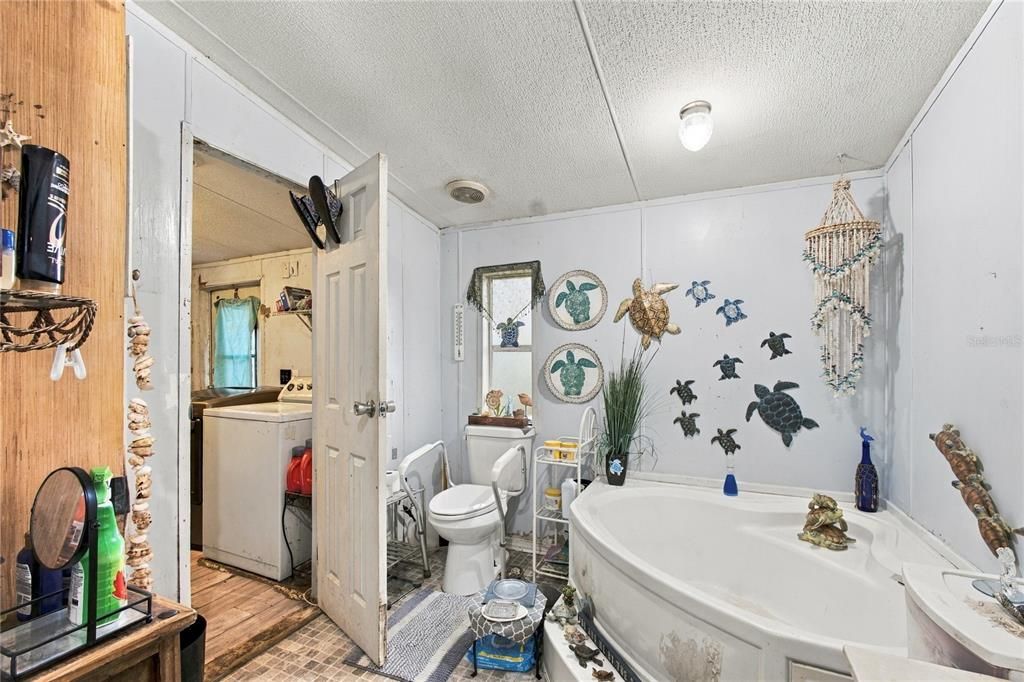 For Sale: $209,000 (5 beds, 2 baths, 1976 Square Feet)