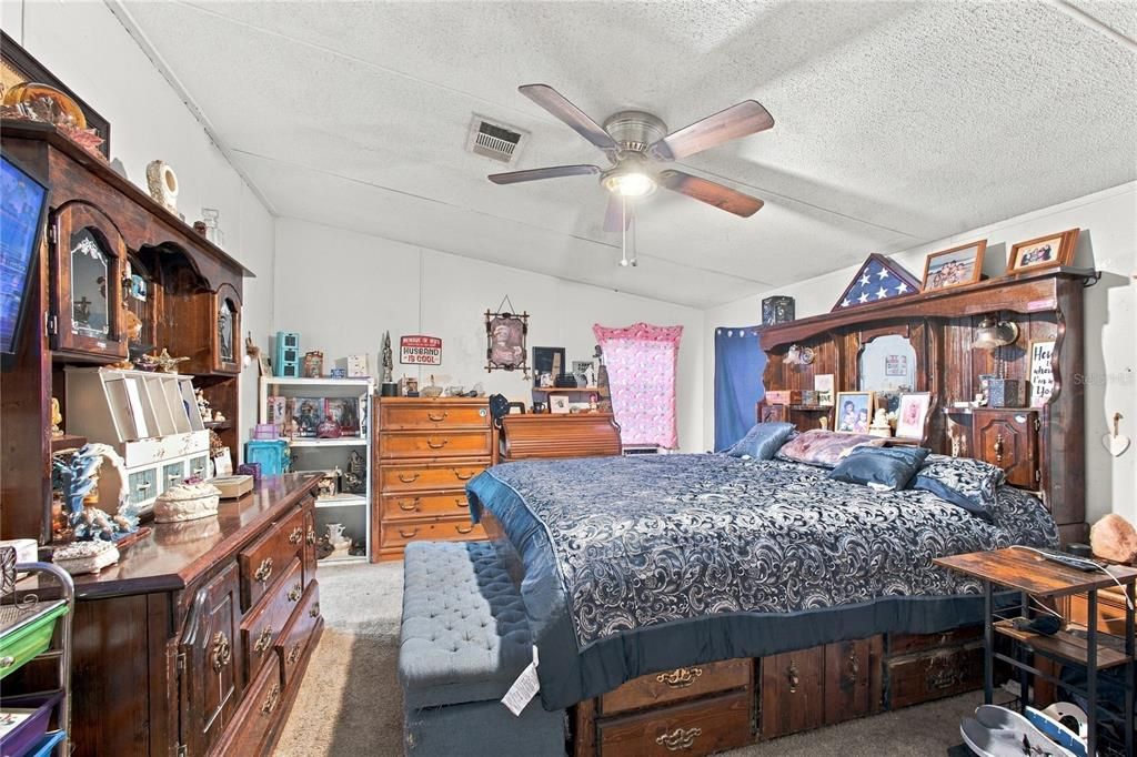 For Sale: $209,000 (5 beds, 2 baths, 1976 Square Feet)