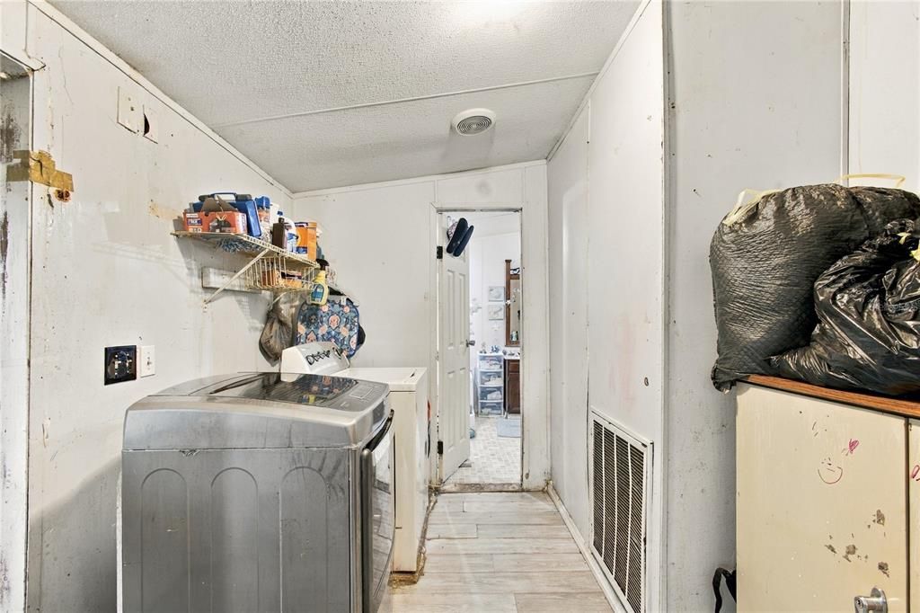 For Sale: $209,000 (5 beds, 2 baths, 1976 Square Feet)