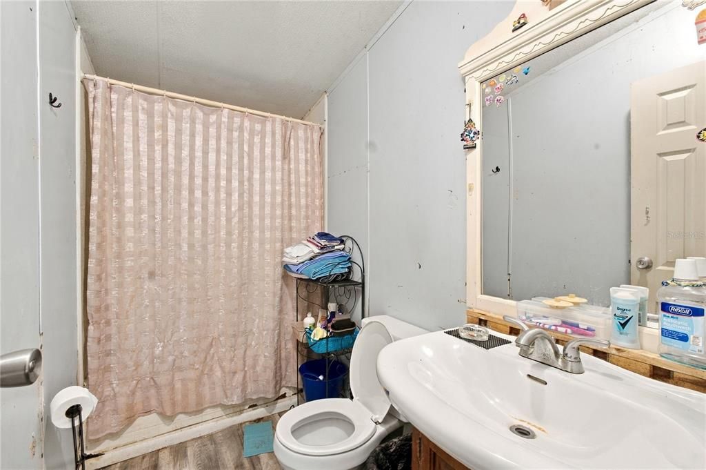 For Sale: $209,000 (5 beds, 2 baths, 1976 Square Feet)