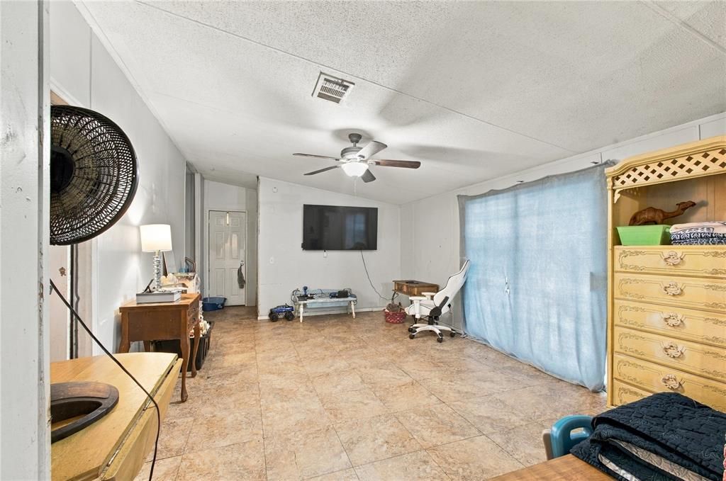For Sale: $209,000 (5 beds, 2 baths, 1976 Square Feet)