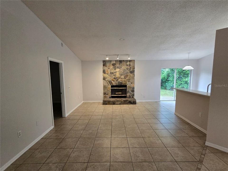 For Rent: $1,695 (3 beds, 2 baths, 1350 Square Feet)