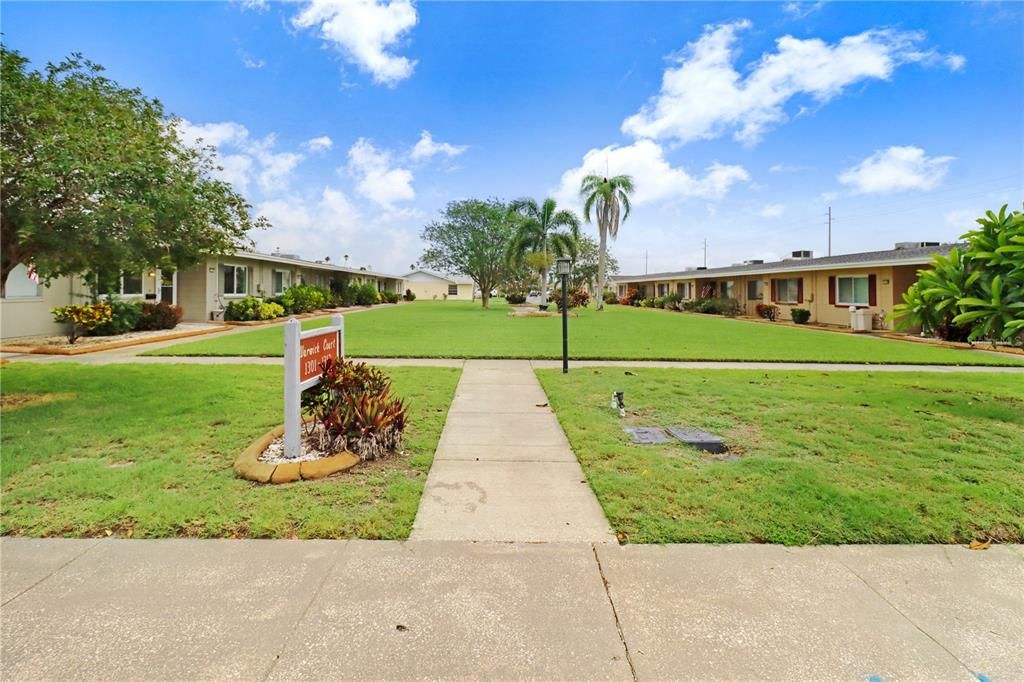 For Rent: $1,800 (2 beds, 1 baths, 927 Square Feet)