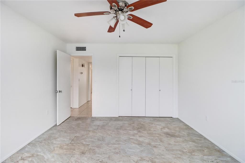 For Rent: $1,800 (2 beds, 1 baths, 927 Square Feet)