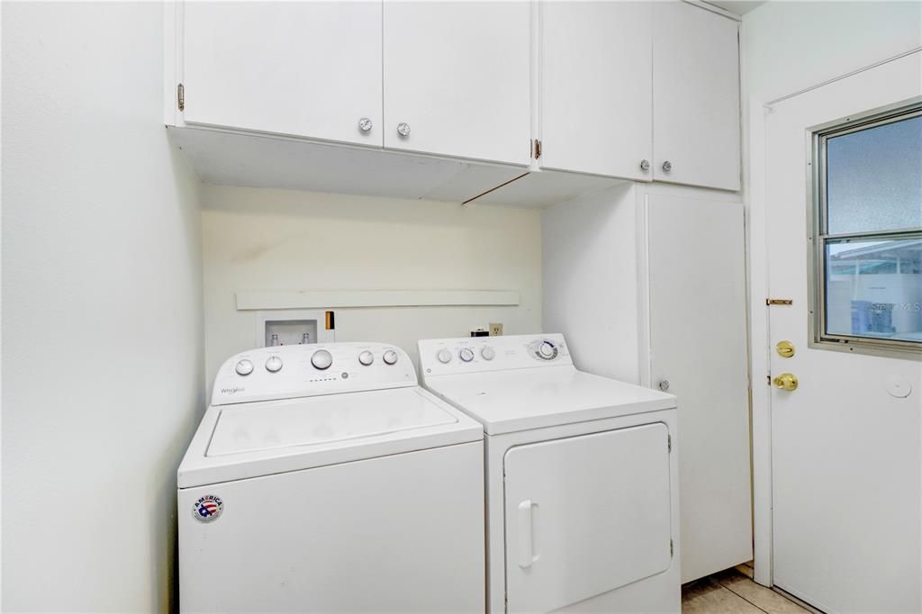 For Rent: $1,800 (2 beds, 1 baths, 927 Square Feet)