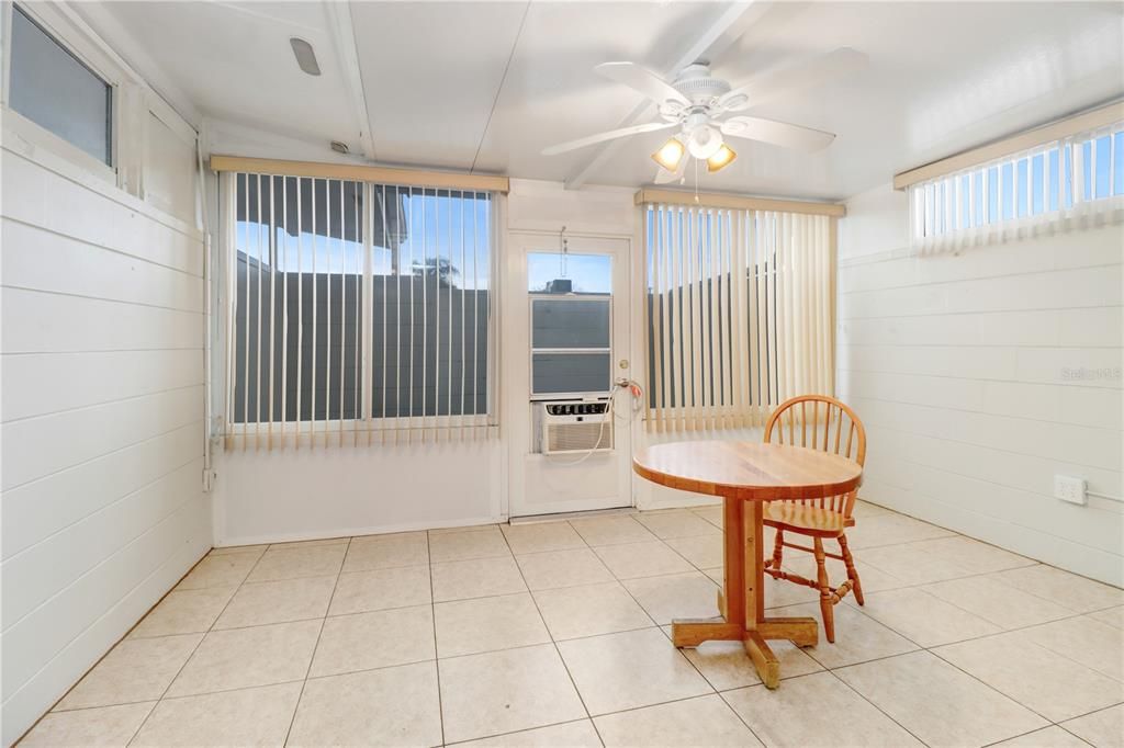 For Rent: $1,800 (2 beds, 1 baths, 927 Square Feet)