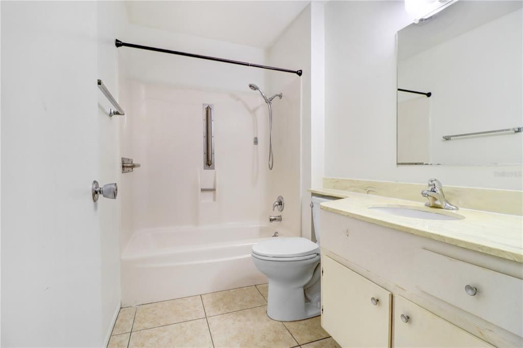 For Rent: $1,800 (2 beds, 1 baths, 927 Square Feet)