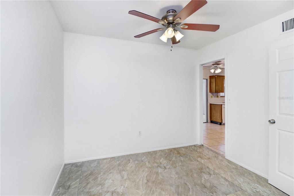 For Rent: $1,800 (2 beds, 1 baths, 927 Square Feet)