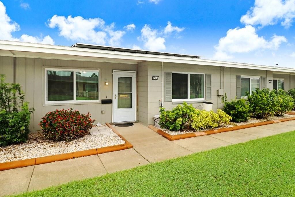For Rent: $1,800 (2 beds, 1 baths, 927 Square Feet)