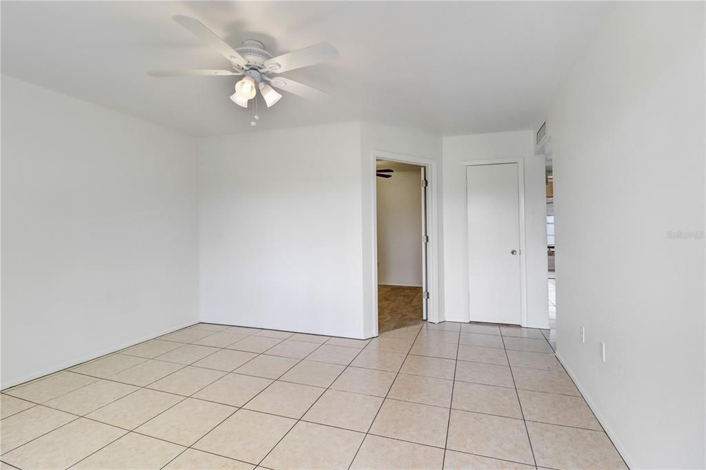 For Rent: $1,800 (2 beds, 1 baths, 927 Square Feet)