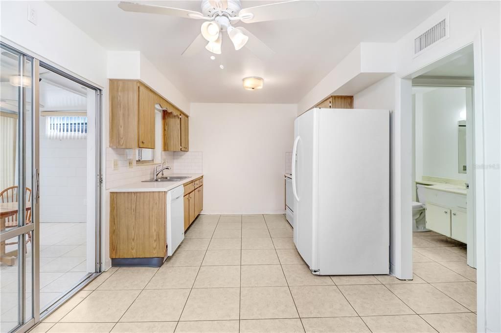 For Rent: $1,800 (2 beds, 1 baths, 927 Square Feet)