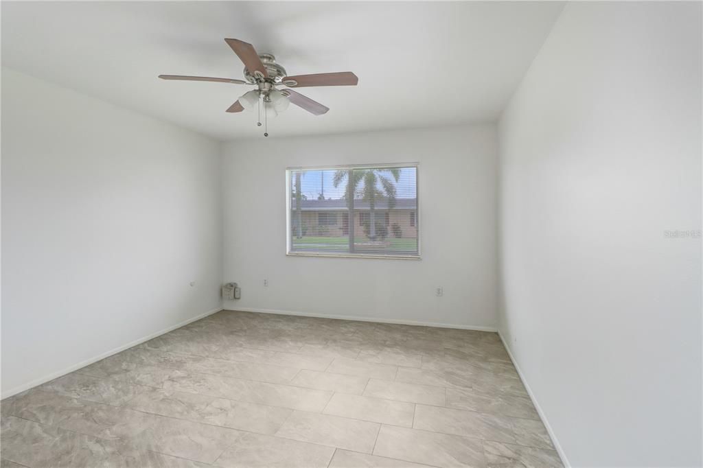 For Rent: $1,800 (2 beds, 1 baths, 927 Square Feet)