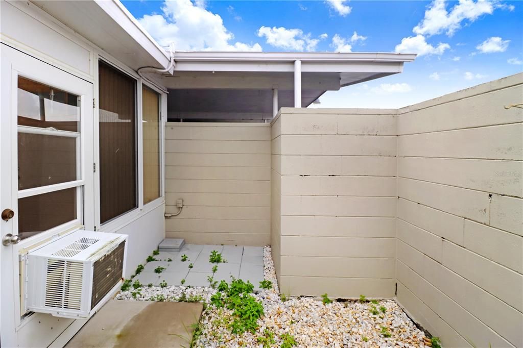 For Rent: $1,800 (2 beds, 1 baths, 927 Square Feet)