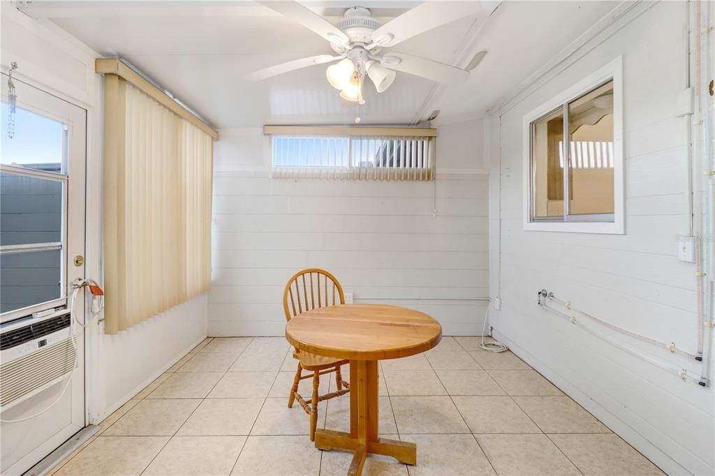 For Rent: $1,800 (2 beds, 1 baths, 927 Square Feet)