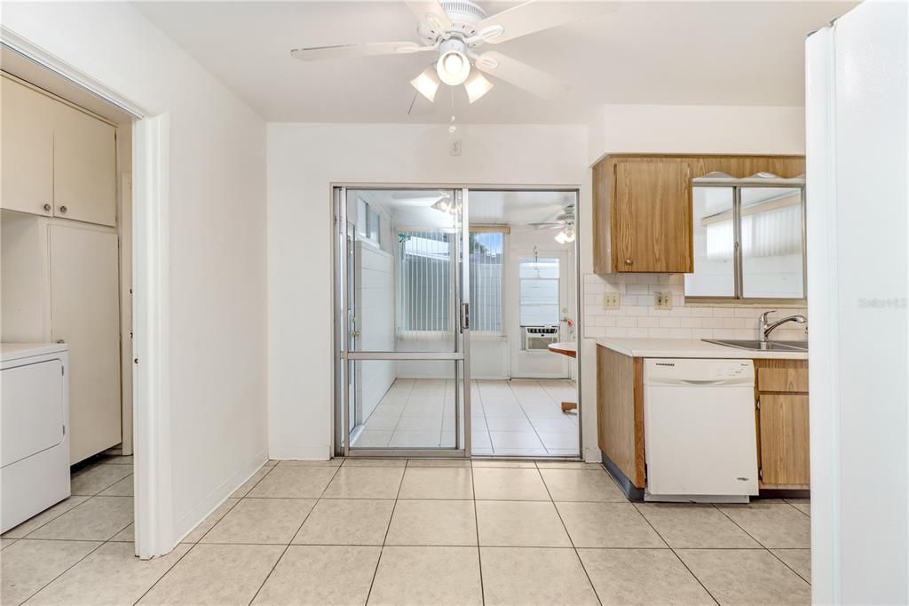 For Rent: $1,800 (2 beds, 1 baths, 927 Square Feet)