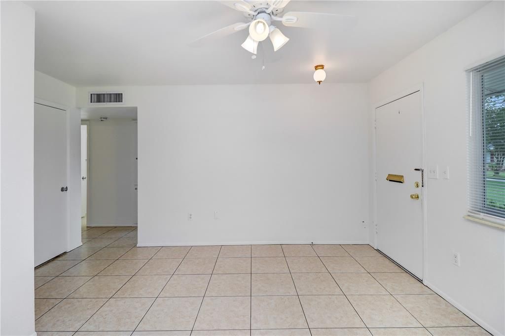 For Rent: $1,800 (2 beds, 1 baths, 927 Square Feet)