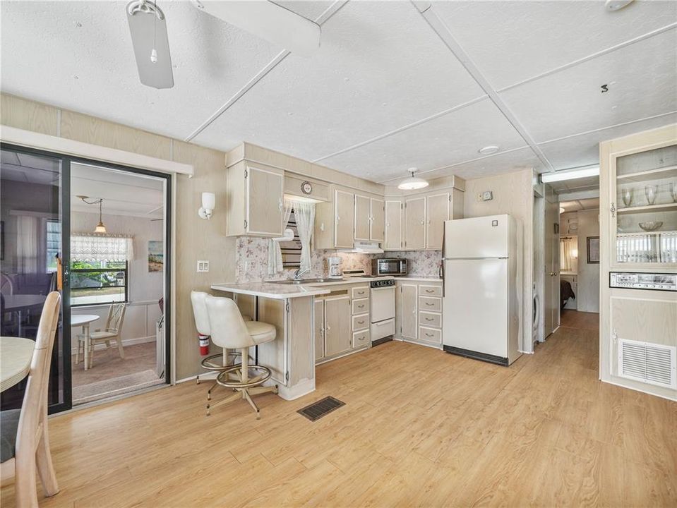 For Sale: $75,000 (1 beds, 1 baths, 760 Square Feet)