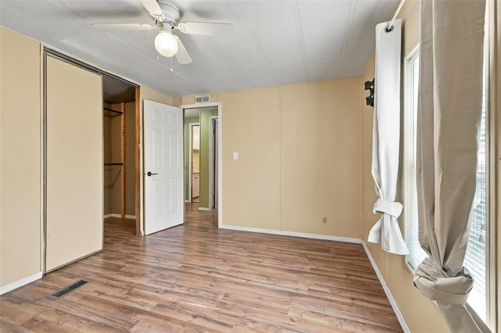 For Sale: $239,900 (4 beds, 2 baths, 1813 Square Feet)