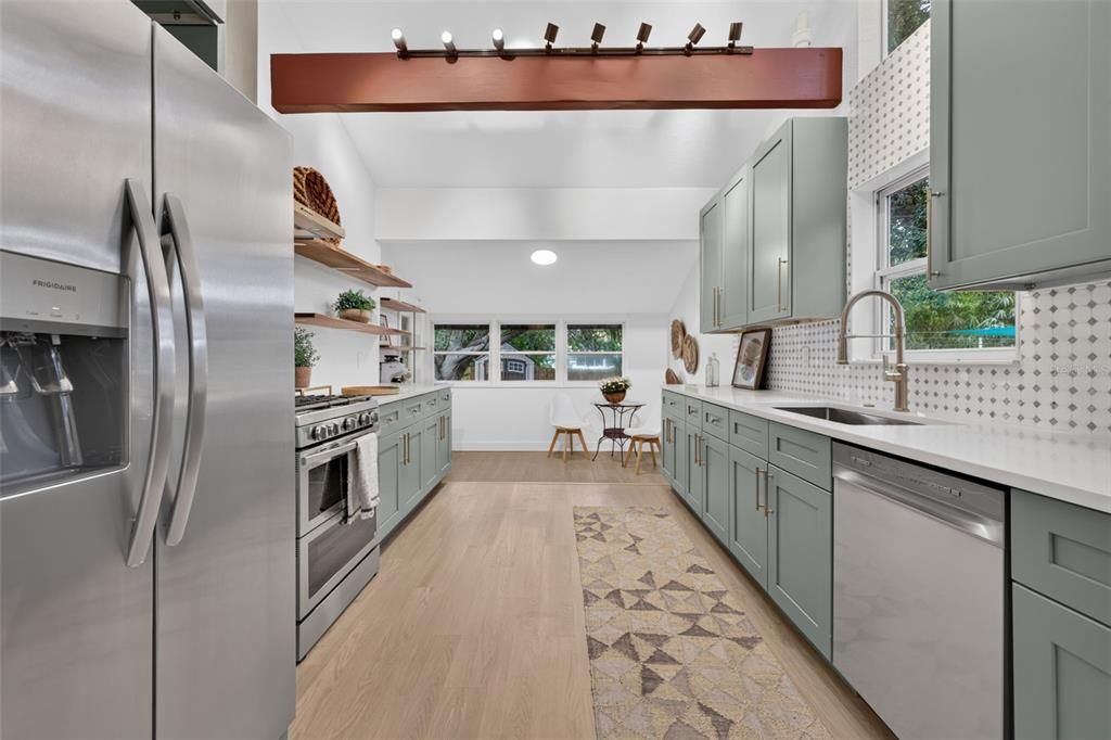 En Venta: $799,900 (5 camas, 3 baños, 2432 Pies cuadrados)