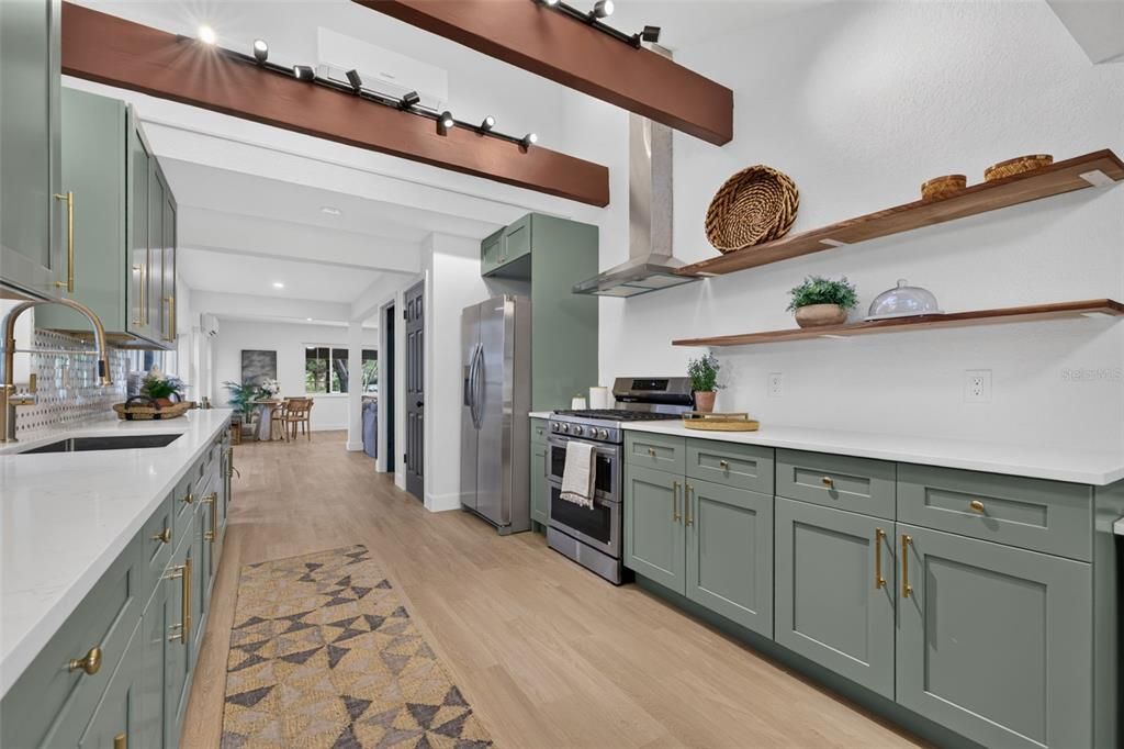 En Venta: $799,900 (5 camas, 3 baños, 2432 Pies cuadrados)
