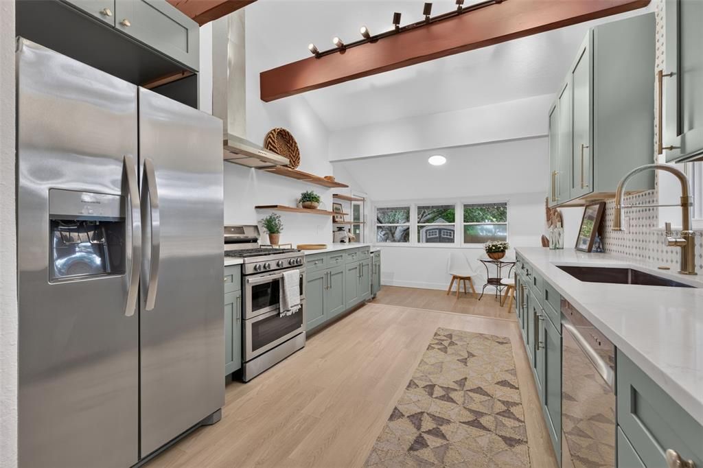 En Venta: $799,900 (5 camas, 3 baños, 2432 Pies cuadrados)