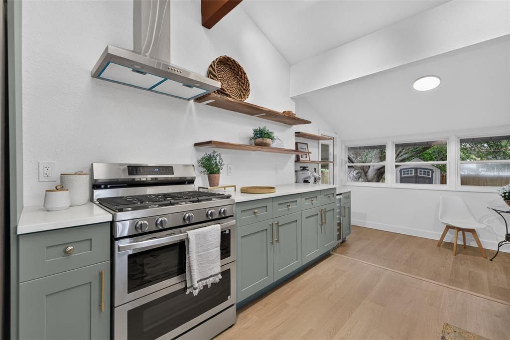 En Venta: $799,900 (5 camas, 3 baños, 2432 Pies cuadrados)