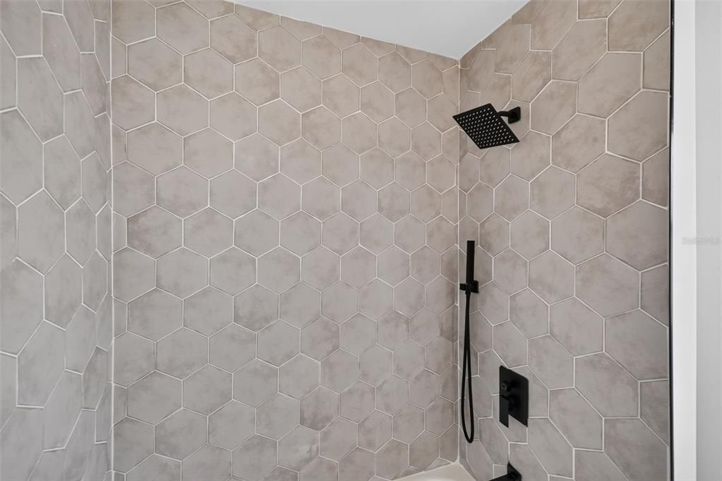 En Venta: $799,900 (5 camas, 3 baños, 2432 Pies cuadrados)