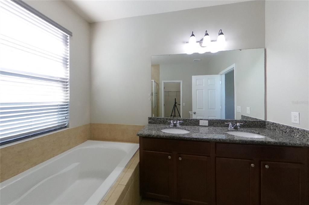 For Rent: $2,129 (3 beds, 2 baths, 1677 Square Feet)