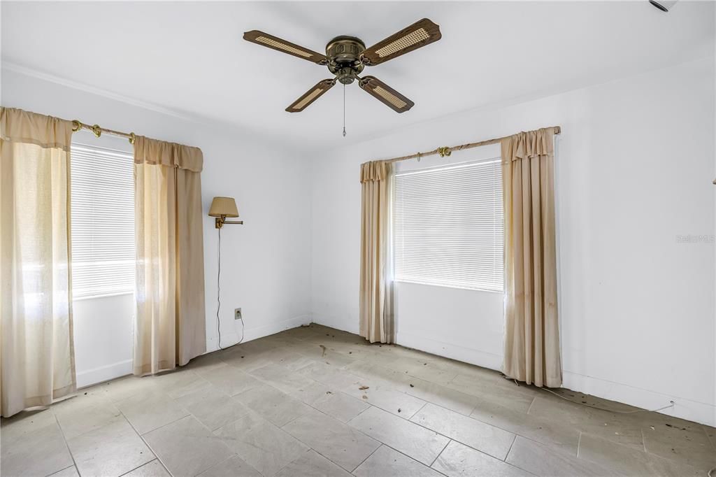 На продажу: $350,000 (2 спален, 2 ванн, 1049 Квадратных фут)