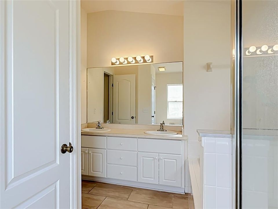 For Sale: $269,900 (4 beds, 2 baths, 1915 Square Feet)