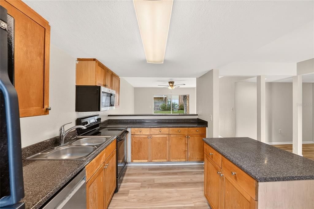 For Sale: $129,900 (2 beds, 2 baths, 1070 Square Feet)