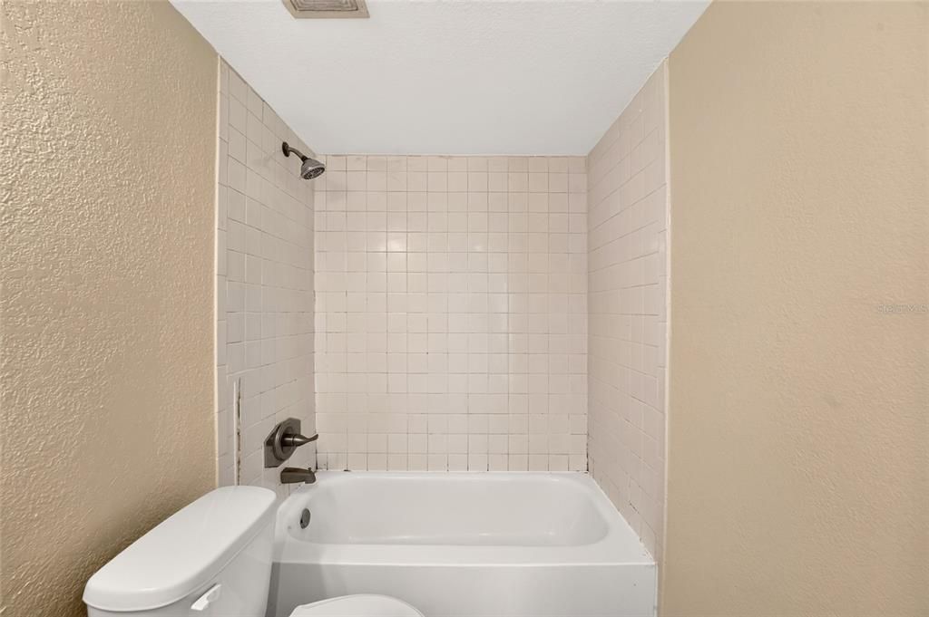 For Sale: $129,900 (2 beds, 2 baths, 1070 Square Feet)