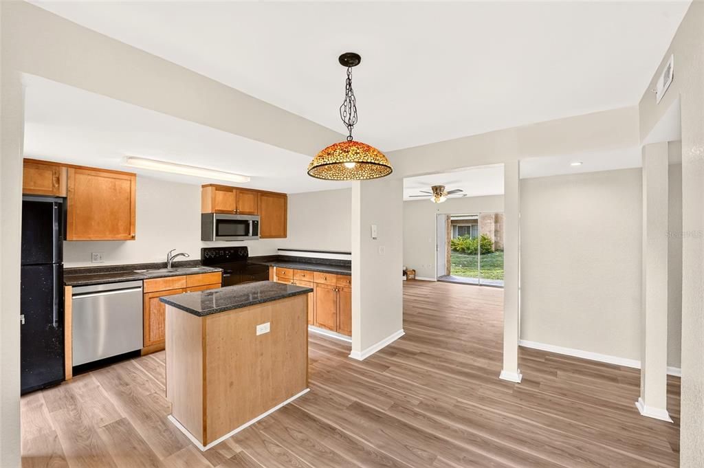 For Sale: $129,900 (2 beds, 2 baths, 1070 Square Feet)