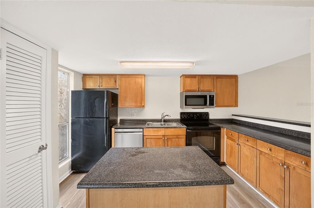 For Sale: $129,900 (2 beds, 2 baths, 1070 Square Feet)
