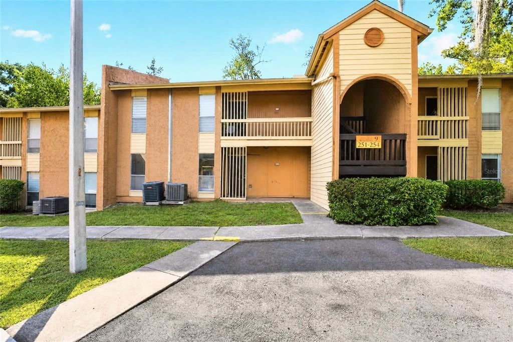 For Sale: $129,900 (2 beds, 2 baths, 1070 Square Feet)