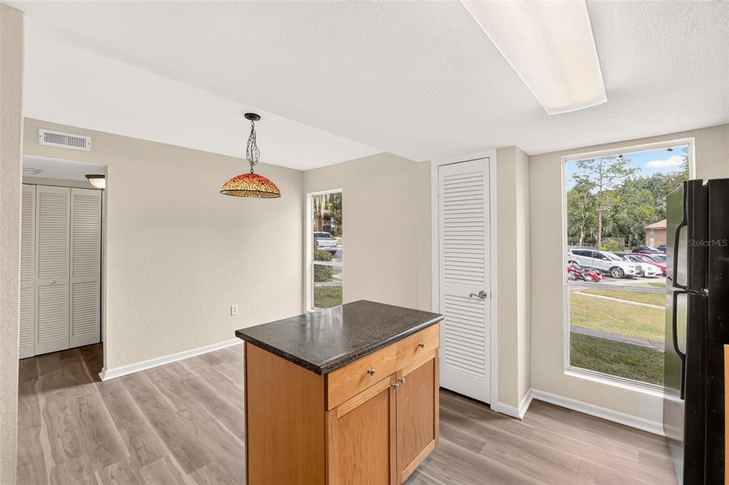 For Sale: $129,900 (2 beds, 2 baths, 1070 Square Feet)