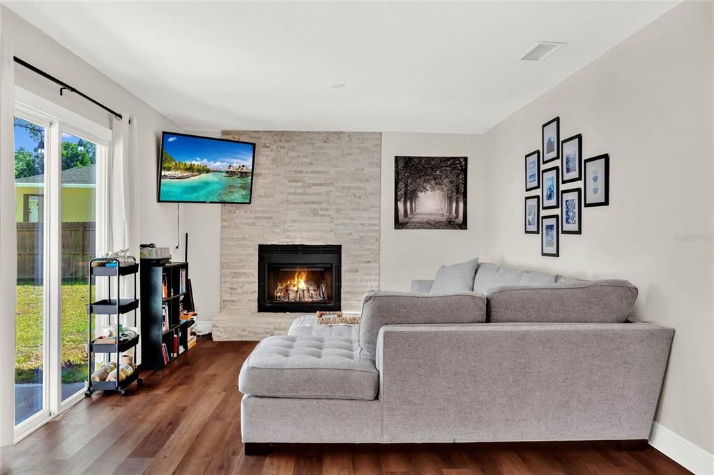 For Rent: $2,400 (3 beds, 2 baths, 1587 Square Feet)