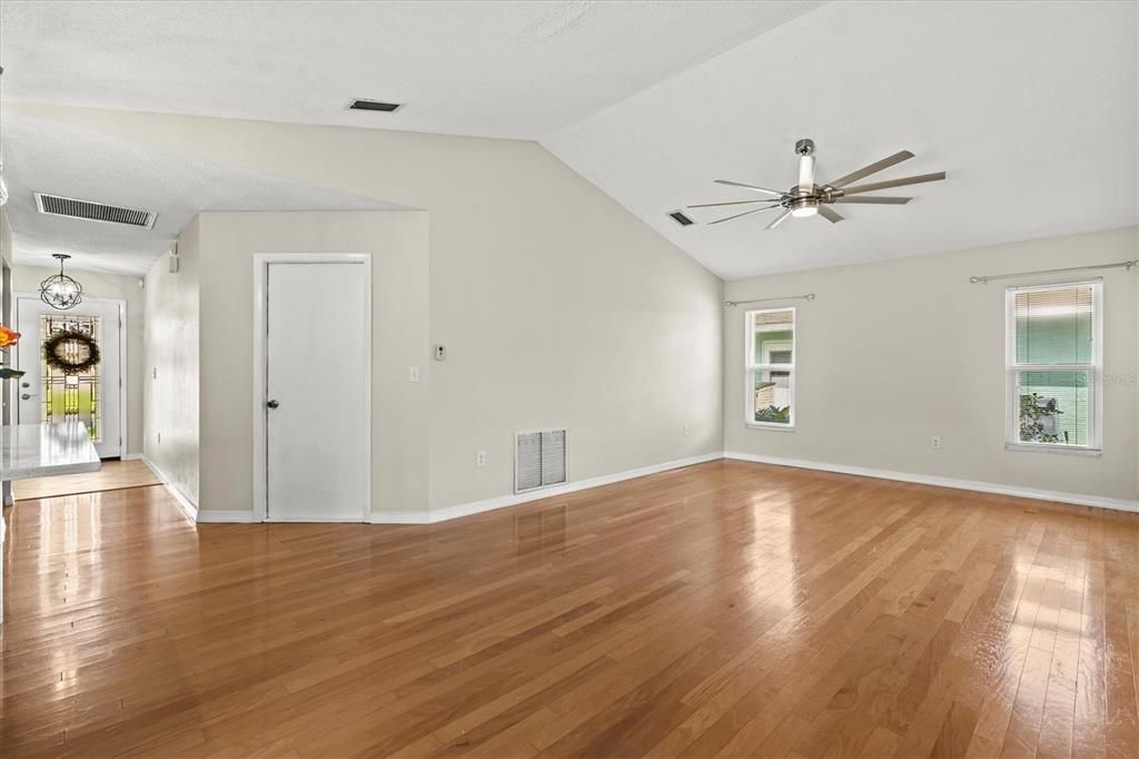 En Venta: $445,000 (3 camas, 2 baños, 1701 Pies cuadrados)