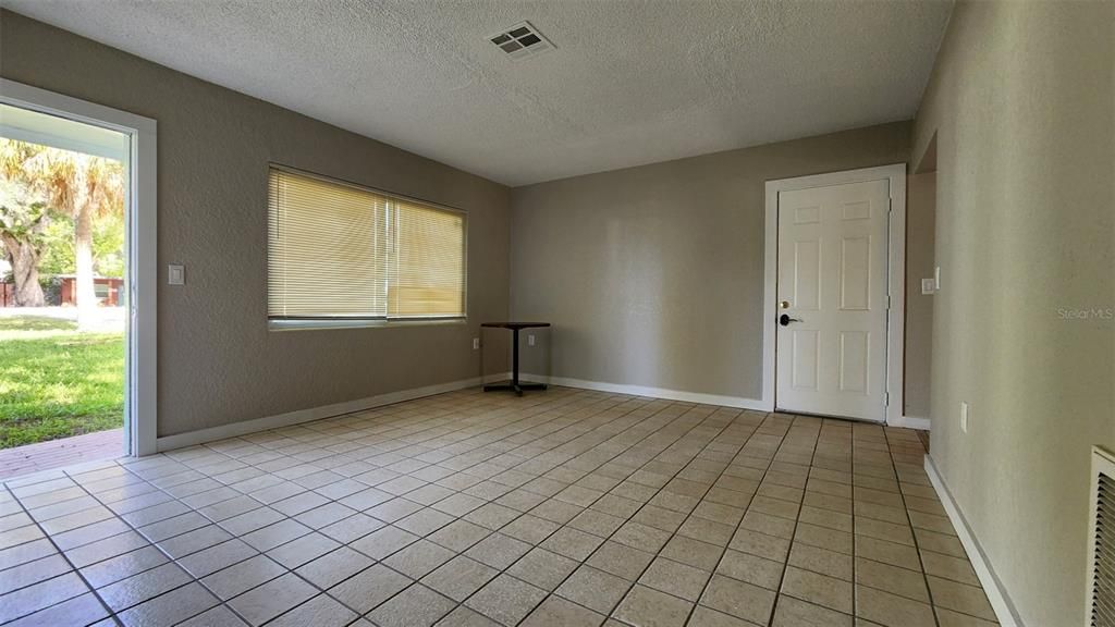 For Rent: $1,900 (3 beds, 1 baths, 1044 Square Feet)